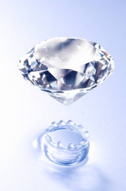 Su yüzeyindeki elmas arka plan 