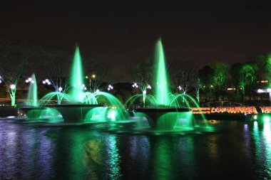 Güzel gece manzaralı modern şehir ışıkları, şenlikli konsept 