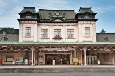 Mavi gökyüzü altında dekoratif mimari içeren tarihi tren istasyonu binası
