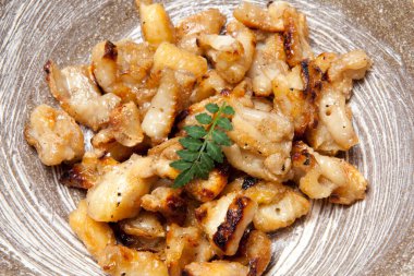 Bir tabak kızarmış et. 