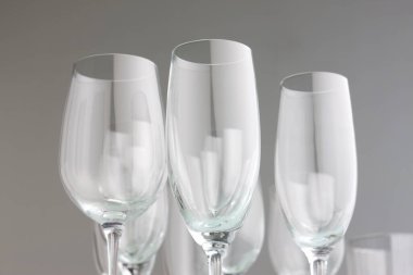 Beyaz arkaplanda boş şarap bardakları 