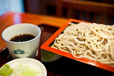 Soya soslu ve wasabi soslu erişteleri yakın.