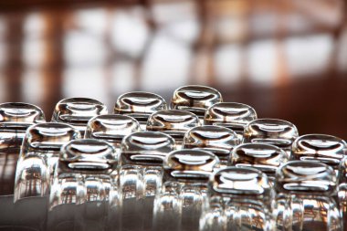 Bulanık arkaplanda boş cam şişelerin yakın plan görüntüsü