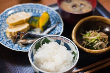 Japon geleneksel pirinci sebze ve balıklı.