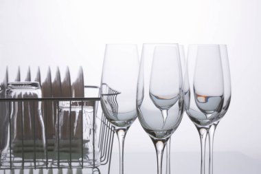 Masada temiz bardaklar ve tabaklar 