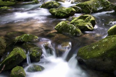 Hızla akan suyun yakın görüntüsü