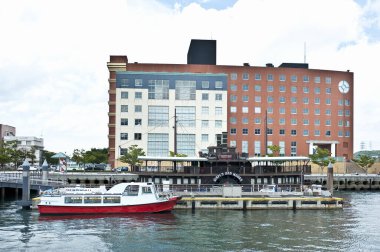 Japonya 'nın Kitakyushu bölgesindeki Mojiko Retro bölgesindeki Rıhtım ve Premier Hotel Mojiko manzarası