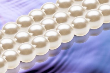 Parlak incilerin yakın görüntüsü 