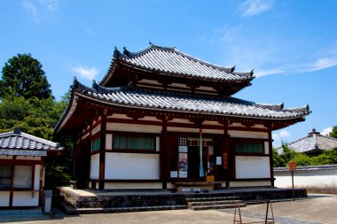 Bahçedeki geleneksel Japon tapınağı manzarası.