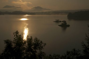 dağlarda göl günbatımı