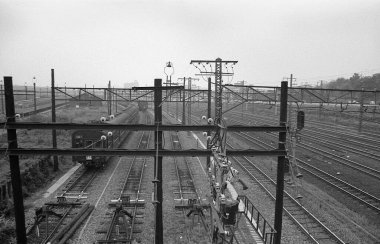 Japon demiryolunun gündüz çekilmiş siyah beyaz fotoğrafı.