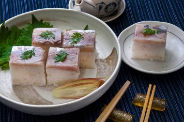 Geleneksel suşi parçaları otlarla süslenmiş.