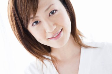 Asyalı kadın gülümsüyor, izole üzerinde beyaz