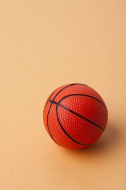 Bej arka planda turuncu basketbol