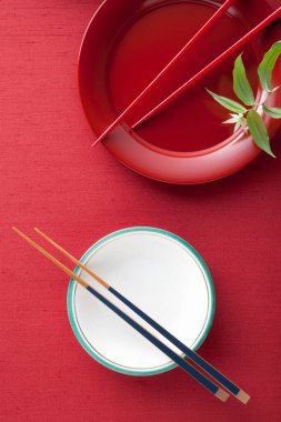 Tabakların üzerindeki yemek çubuklarını kapatın. 