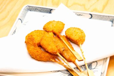 Kağıt kaplı tepside kızartılmış atıştırmalıklar.