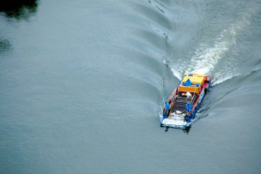 Yüzen enkaz toplamak ve nehirlerin veya iç suların yüzeyini temizlemek için çöp teknesi.