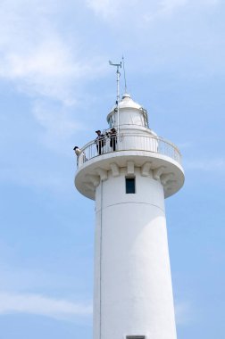 Deniz kıyısındaki güzel beyaz deniz feneri manzarası