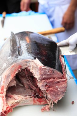 Ton balığı kesiyor.