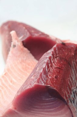 Ton balığı kesiyor.