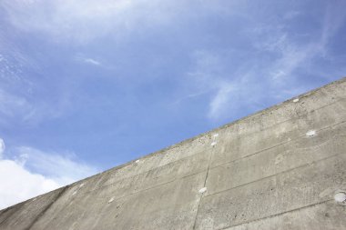 Gökyüzü arkaplanlı modern beton duvar
