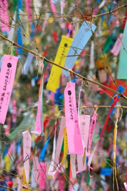 Tanabata ya da yıldız festivali sırasında asılı duran kağıt şeritleri üzerindeki dekorasyon ve dilekler