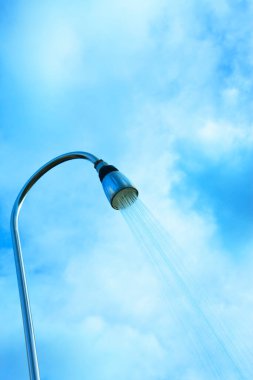 Açık hava duş başlığı mavi gökyüzü arka planına karşı