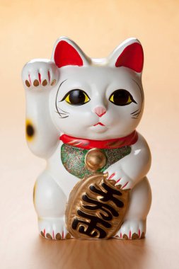 Maneki neko şanslı kedi arka planda, kapat