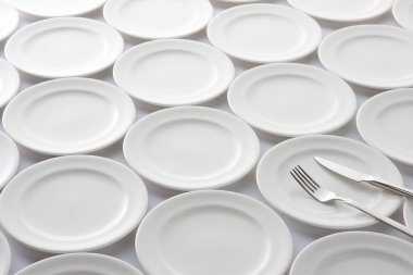 Beyaz arkaplanda beyaz plakaların kapatılması 