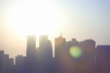 Gün batımında şehrin siluet görüntüsü