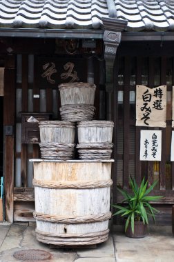Geleneksel Japon dükkanının dışına istiflenmiş tahta fıçılar.