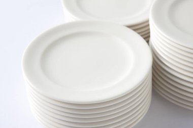 Beyaz arkaplanda beyaz plakaların kapatılması 