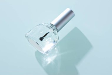 Beyaz arka planda tırnak cilası şişesi..