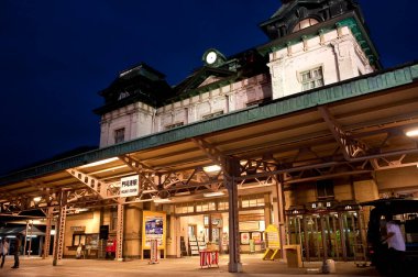 Japonya 'nın Fukuoka ilinin Kitakyushu kentinde bulunan tarihi bir tren istasyonu olan Mojiko istasyonunun akşam manzarası.