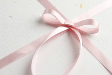  Beyaz hediye arka planında kurdele. tatil kavramı.