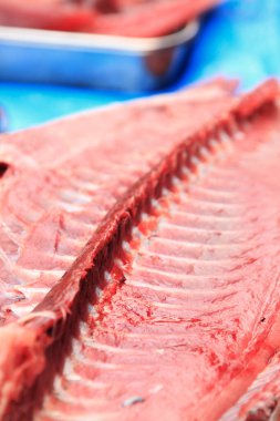 Ton balığı kesiyor.