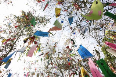 Tanabata ya da yıldız festivali sırasında asılı duran kağıt şeritleri üzerindeki dekorasyon ve dilekler