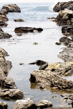 Sahildeki kayalar. Deniz kıyısında.
