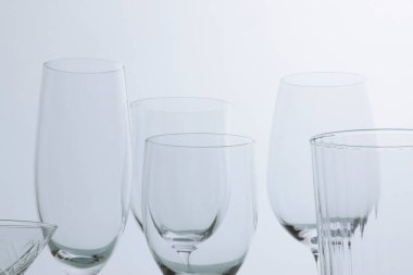 Beyaz arka plan üzerinde boş şampanya bardağı