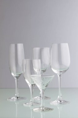 boş temiz bardaklar masaya.