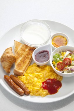 Kahvaltıda yumurta, sosis, ekmek, sebze