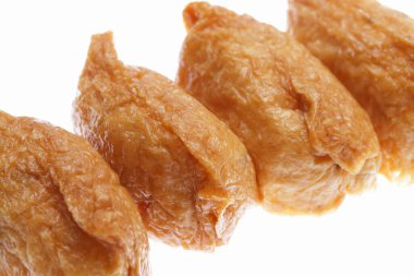 Baharatlı pirinç kavrulmuş tofu poşetlerinin yakın görüntüsü