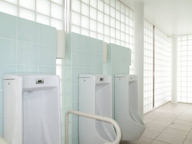 Umumi tuvaletlerde beyaz tuvaletler var.