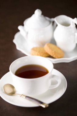 Masada kahve, kurabiye ve çay tabağı olsun.