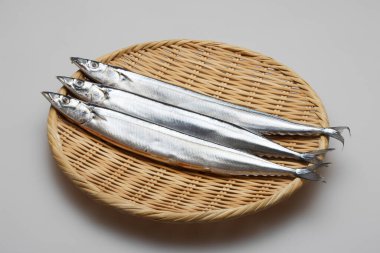 Hasır tabakta çiğ sosis balığı. görünümü kapat