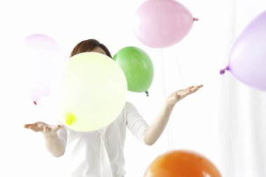 renkli balonlar ile genç kadın