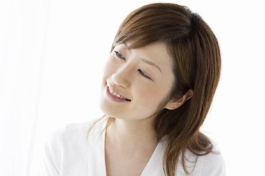 Uzaklara bakan Asyalı bir kadının portresi, stüdyo fotoğrafı. 