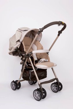 Beyaz arkaplanda izole edilmiş çocuklar için bebek arabası