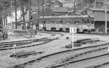 Tren istasyondaki tren raylarında ilerliyor.