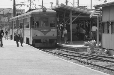 Bekleyen yolcularla dolu şehir demiryolu platformu